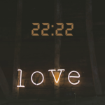 22h22 signification en amour : comprendre les messages de l'heure miroir