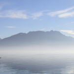Personnes pratiquant le paddle sur le lac d'Annecy avec vue sur les montagnes