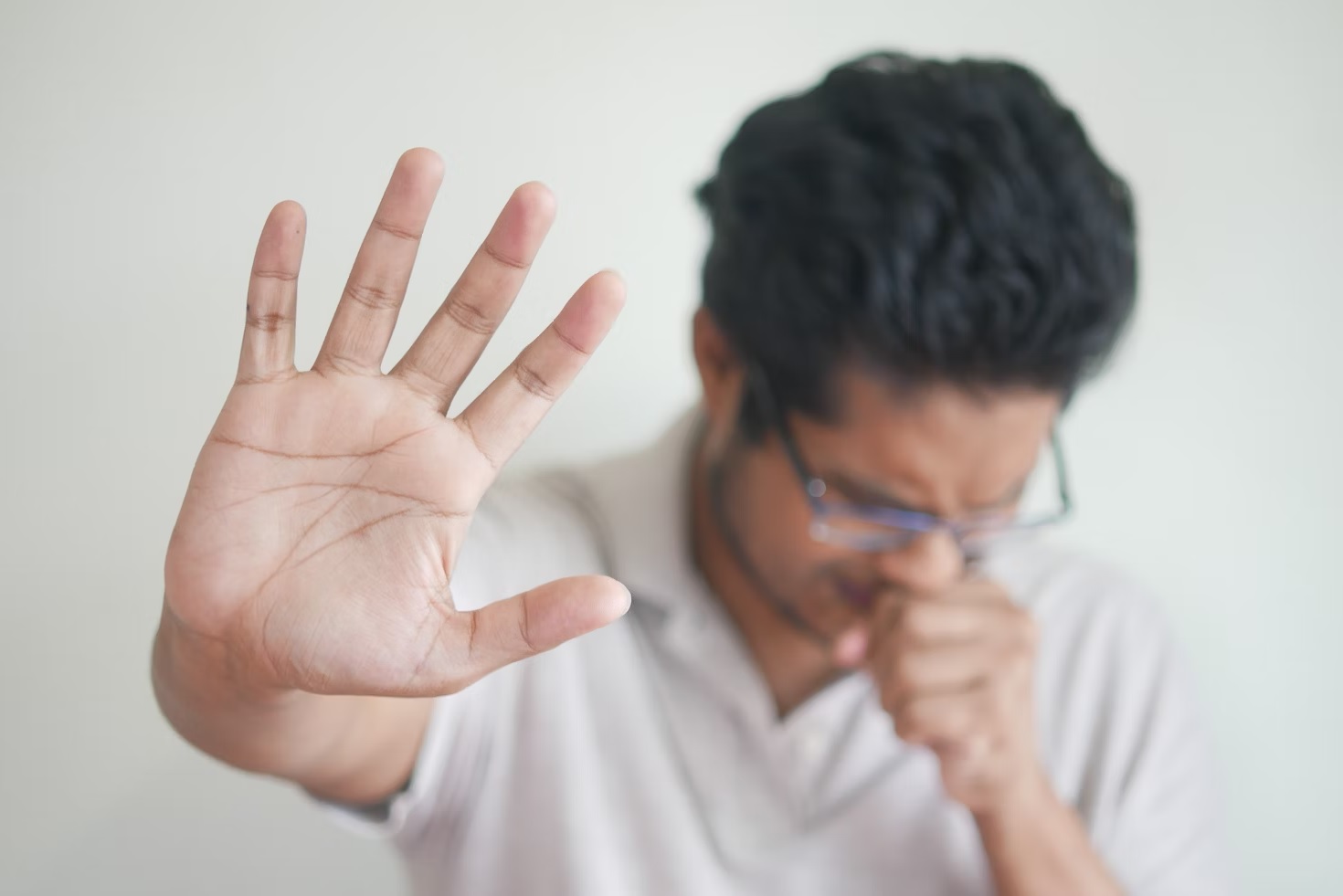 Comment arrêter de tousser en 5 minutes : méthodes rapides et efficaces