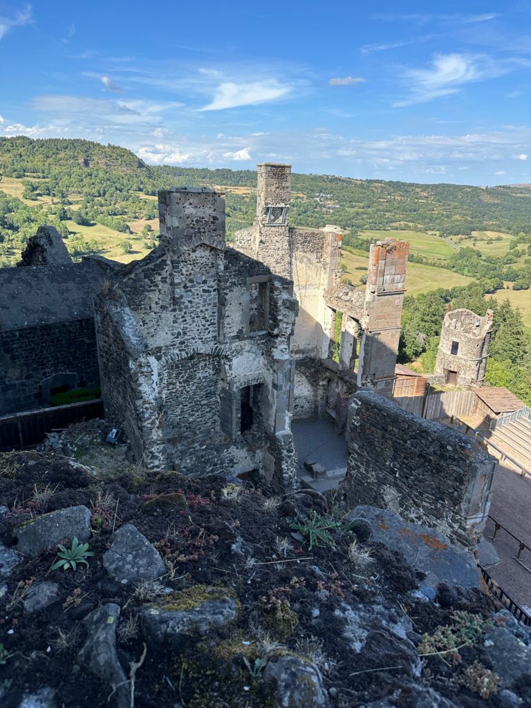 chateau de murol en auvergne