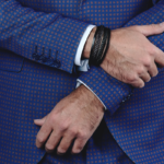 Homme portant un bracelet de luxe élégant