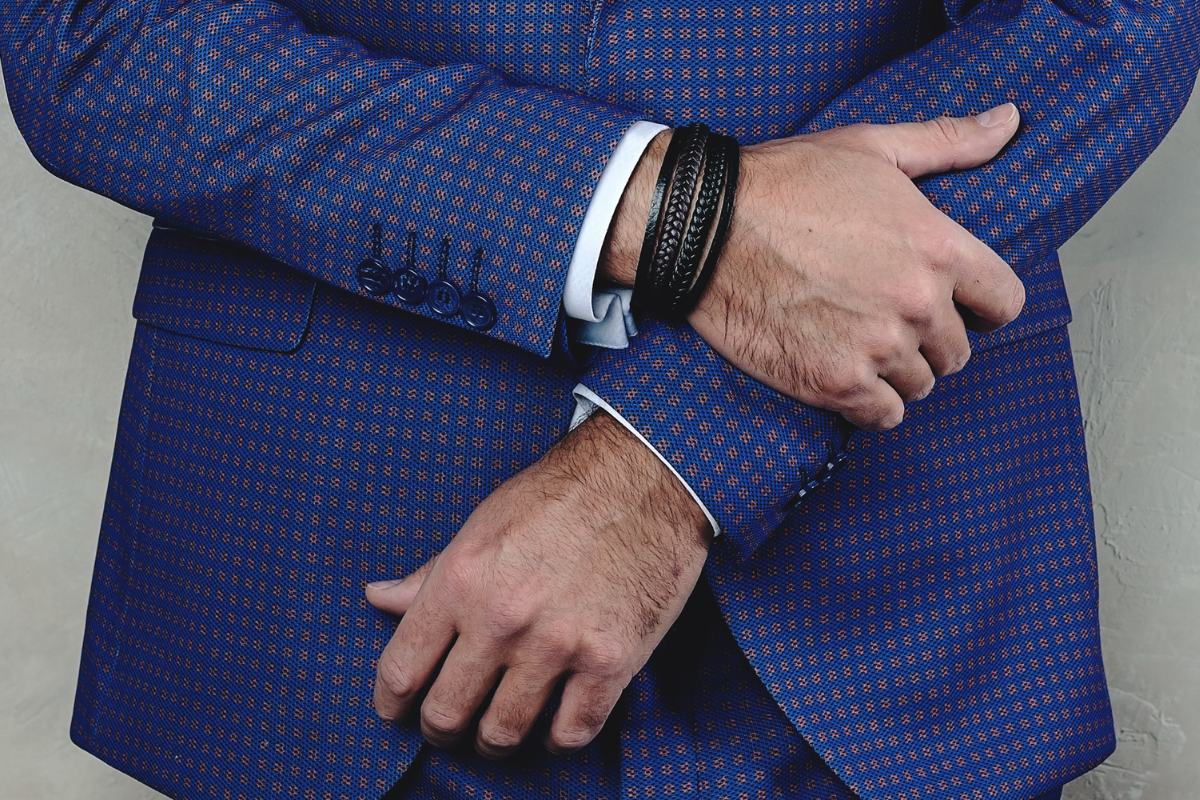 Homme portant un bracelet de luxe élégant