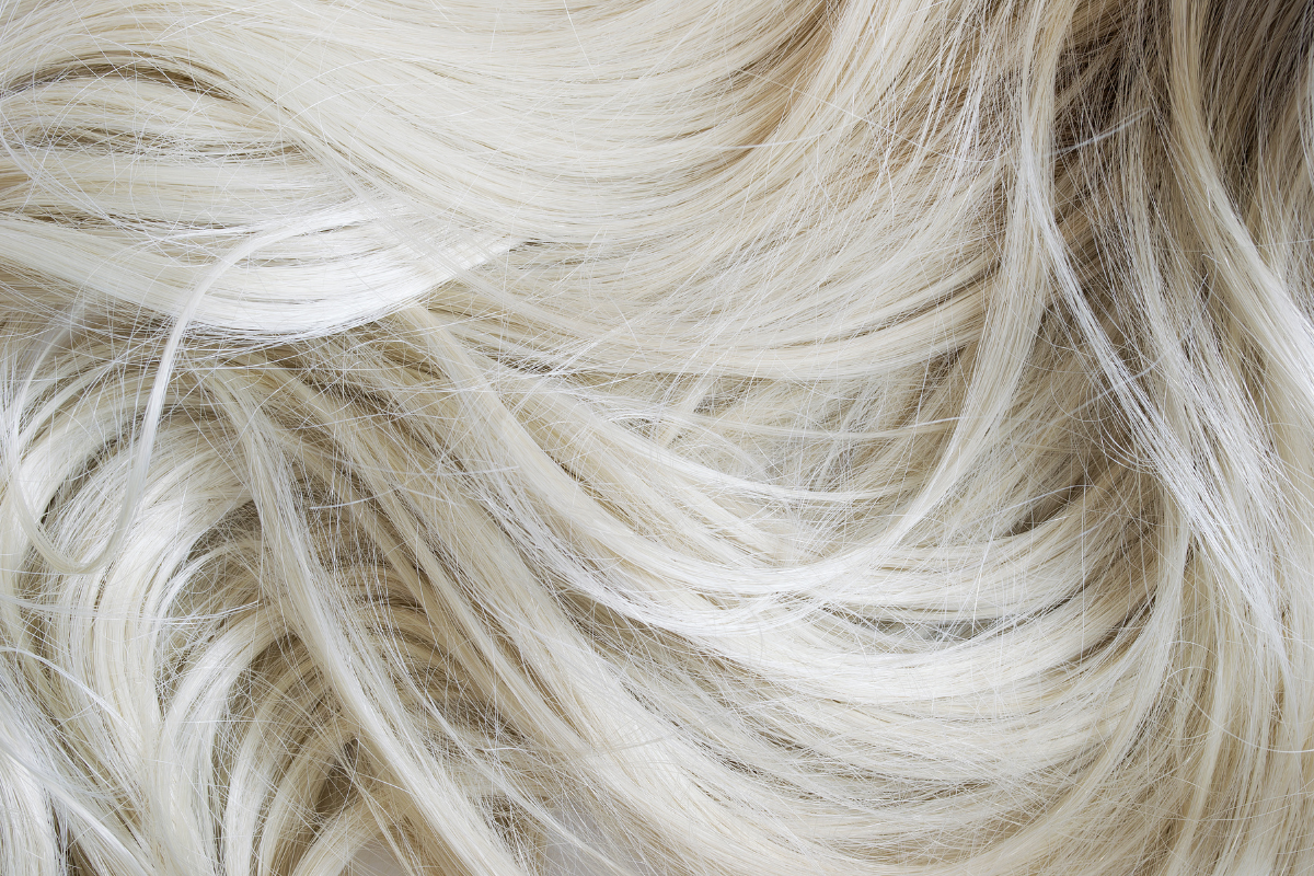 Les secrets du blond cendré : nuances et techniques pour une beauté nordique