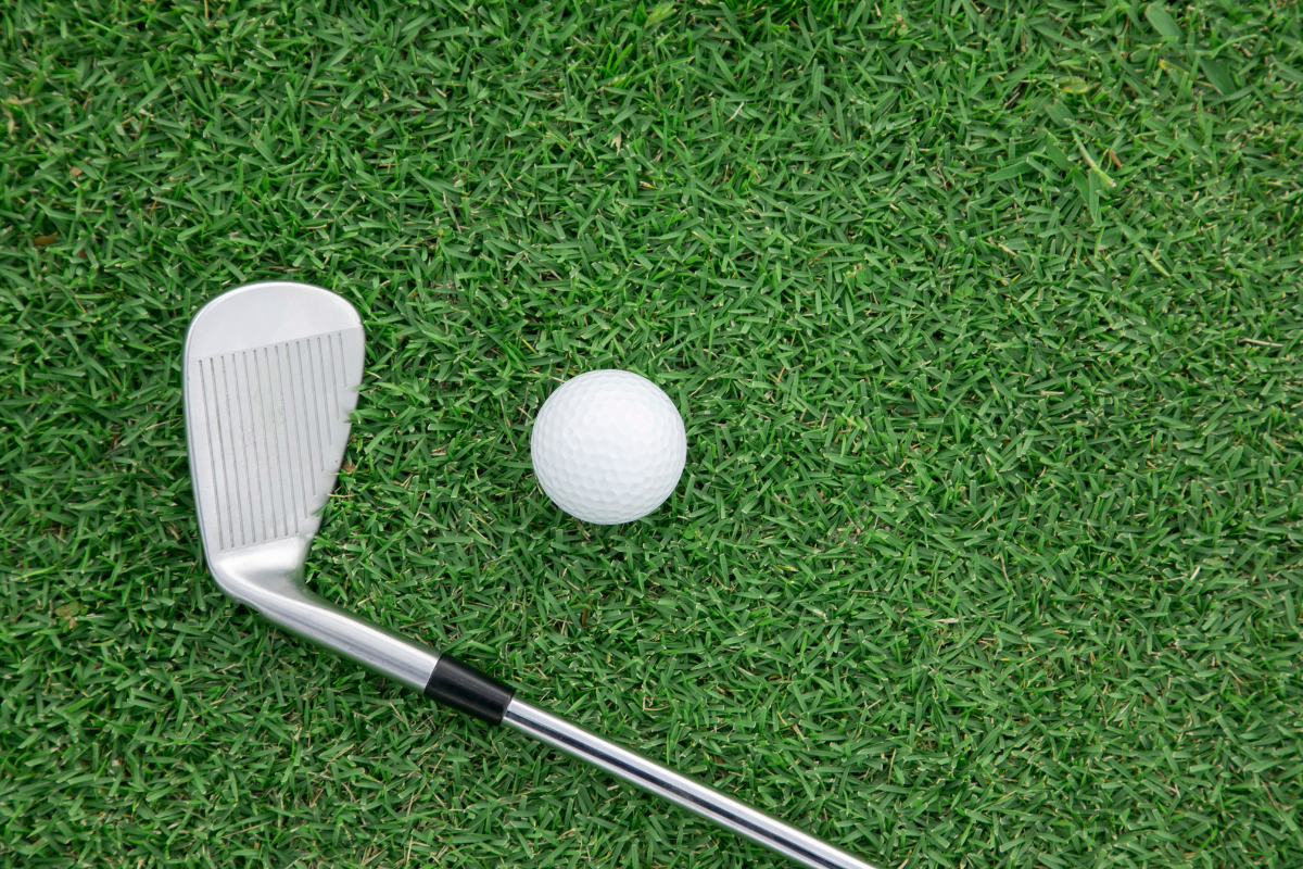 Club de golf avec un focus sur la tête, la tige et le grip