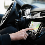 Conducteur utilisant une application de navigation sur son smartphone dans une voiture