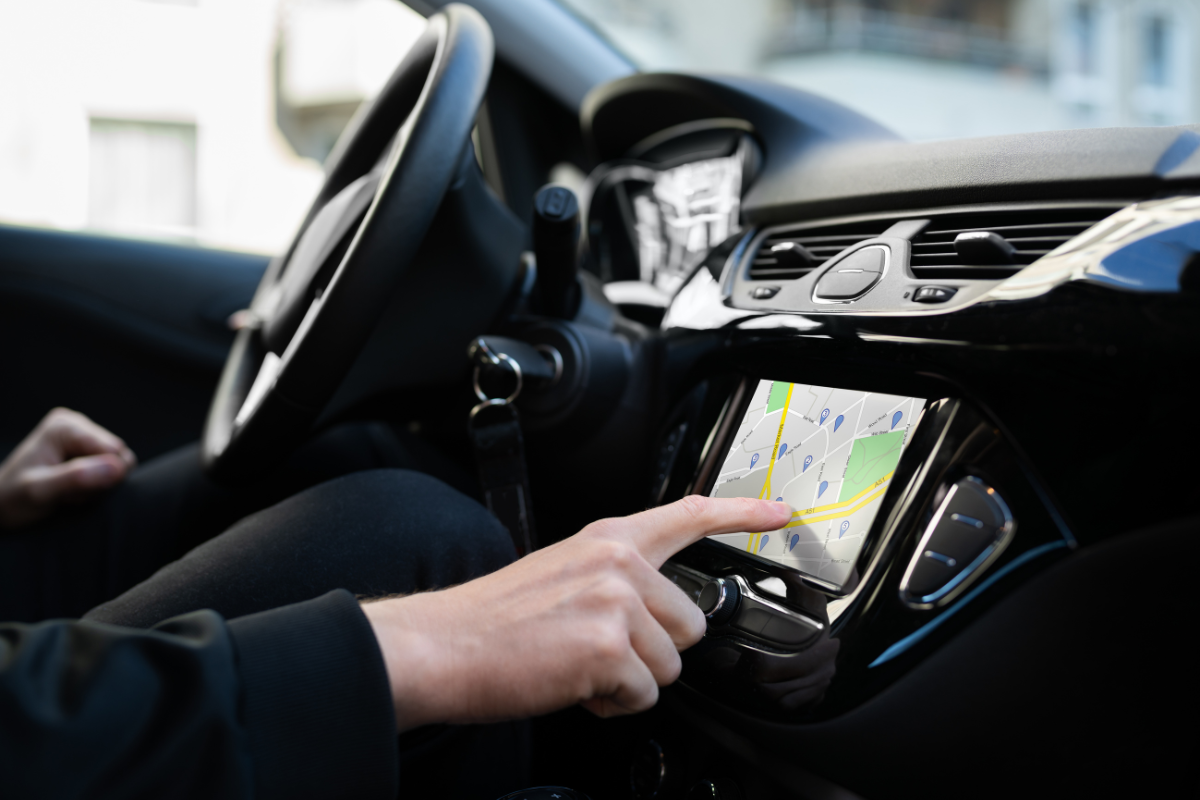 Conducteur utilisant une application de navigation sur son smartphone dans une voiture