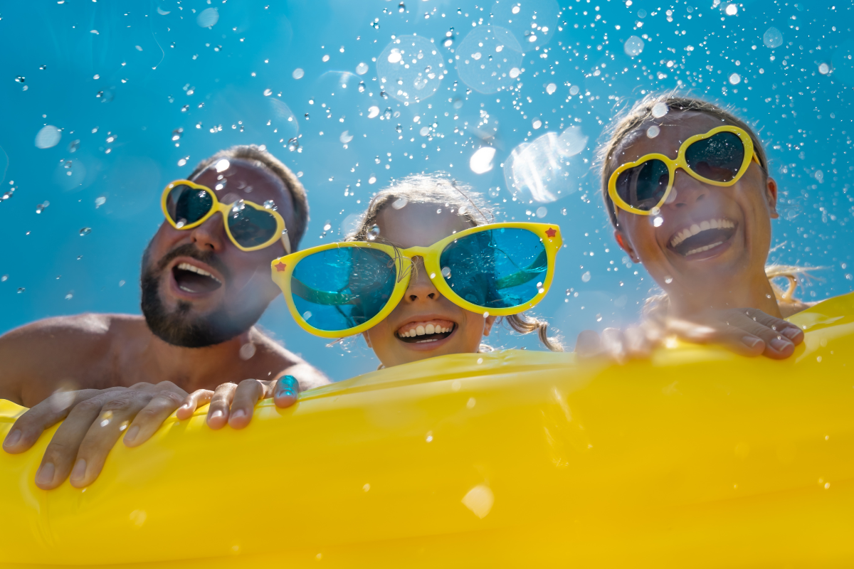 Enfants jouant à des jeux en plein air pendant les grandes vacances
