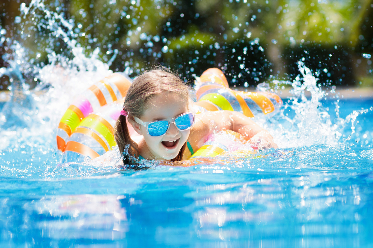 Enfants jouant dans une piscine gonflable et profitant de jeux d'eau