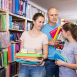 Enfants préparant leurs fournitures scolaires avec le sourire