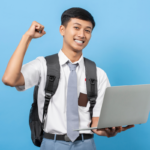 Étudiants utilisant Parcours Sup sur des ordinateurs portables