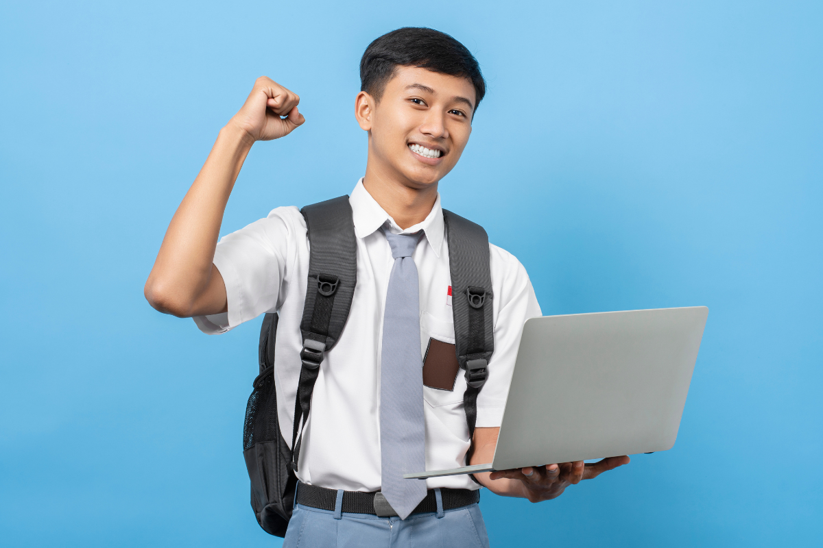Étudiants utilisant Parcours Sup sur des ordinateurs portables