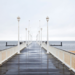 Famille profitant d'activités intérieures sur le bassin d'Arcachon un jour de pluie