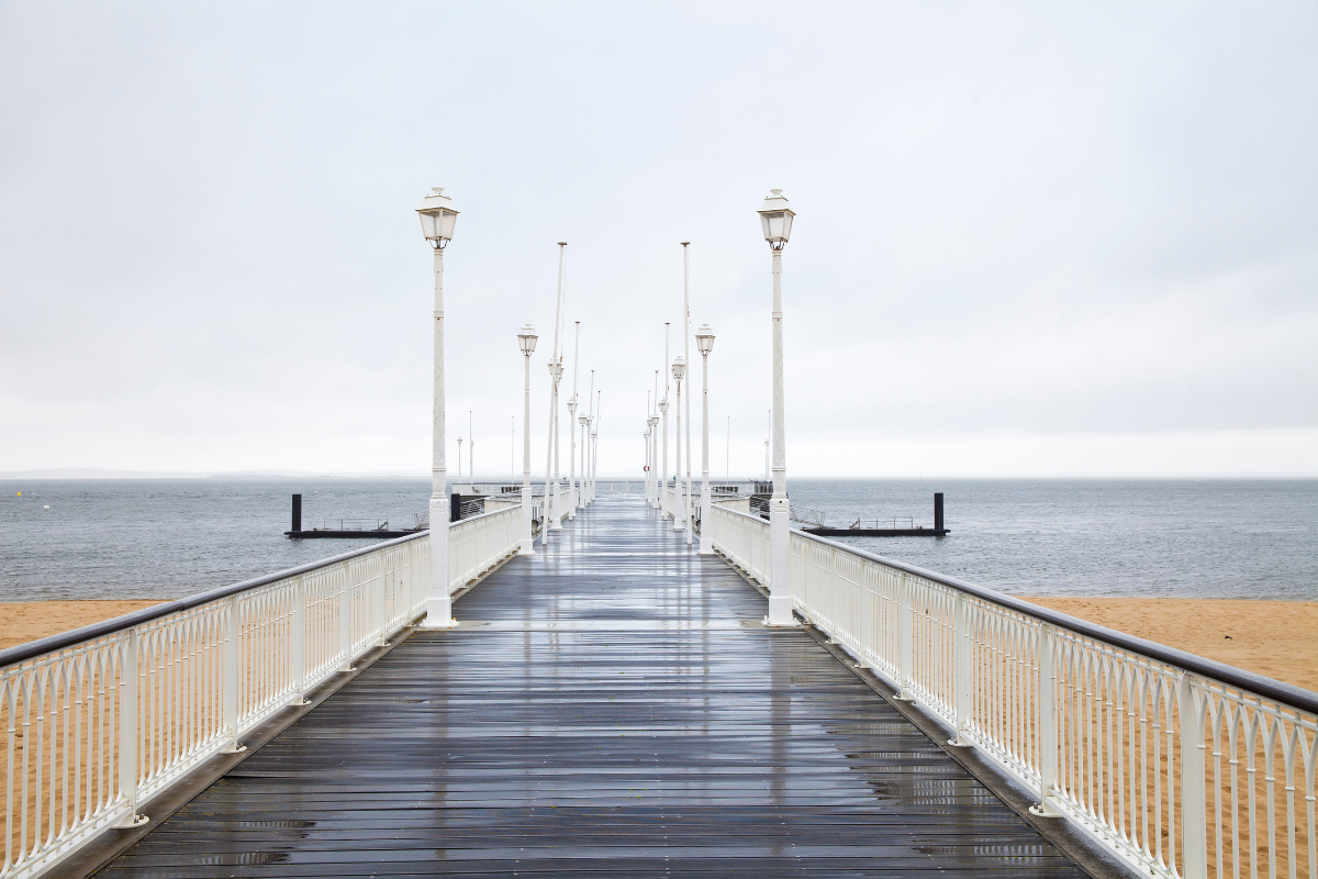 Famille profitant d'activités intérieures sur le bassin d'Arcachon un jour de pluie