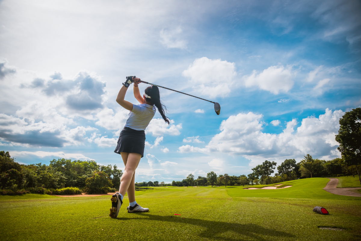Golfeur tenant une carte verte sur un parcours de golf