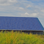 Installation de panneaux solaires sur un toit avec un ciel bleu en arrière-plan
