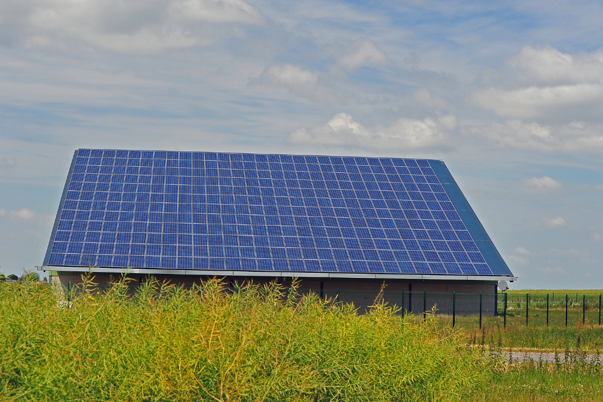Installation de panneaux solaires sur un toit avec un ciel bleu en arrière-plan