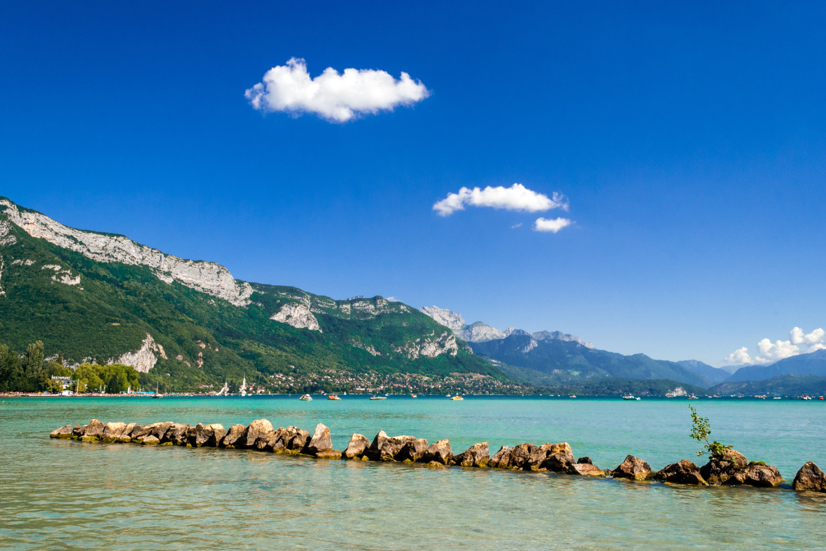 La plage d'Albigny à Annecy avec vue sur le lac et les montagnes