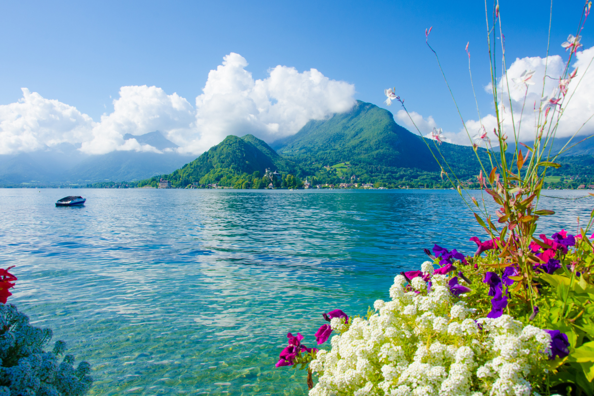 Le Jardin de l'Europe à Annecy avec ses allées ombragées et vue sur le lac