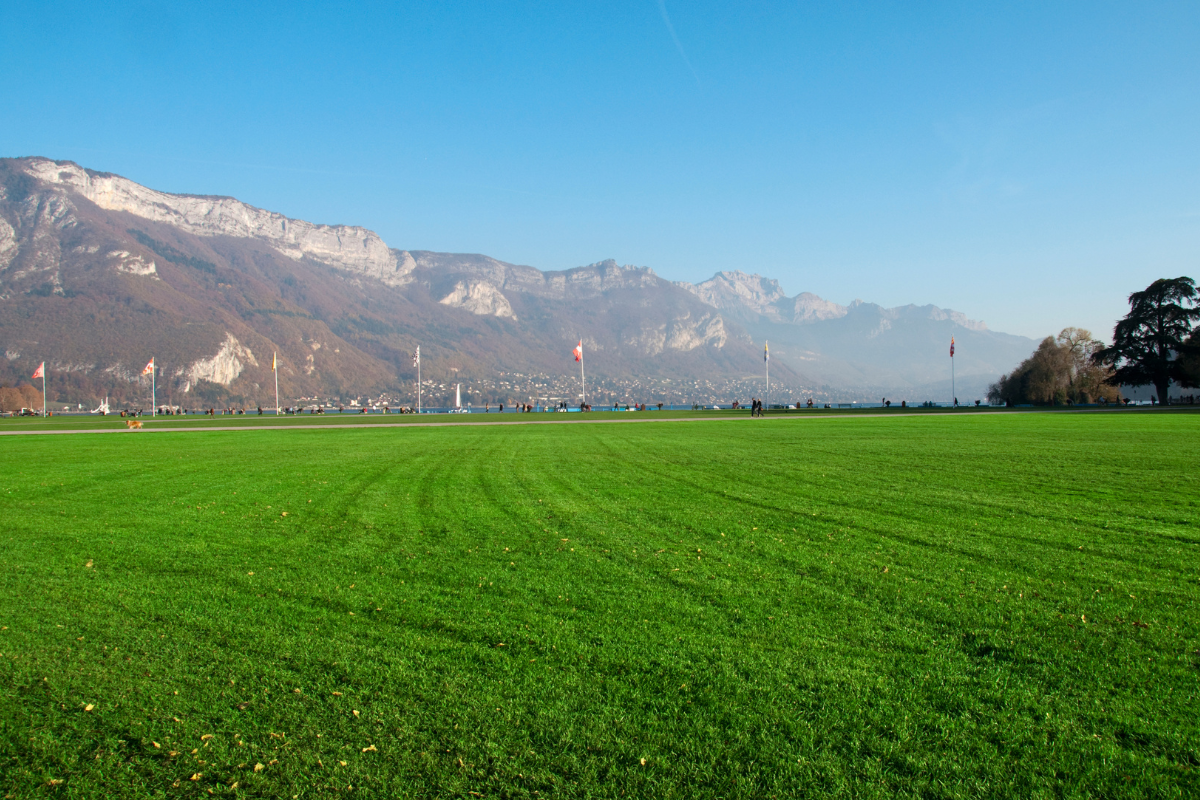 Le Pâquier d'Annecy avec vue sur le lac et les montagnes environnantes