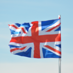 Le drapeau anglais flottant fièrement avec un ciel bleu en arrière-plan