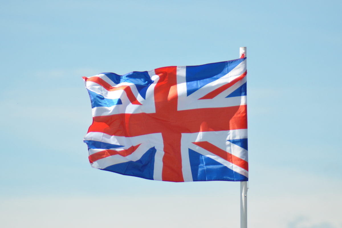 Le drapeau anglais flottant fièrement avec un ciel bleu en arrière-plan