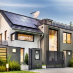 Maison écologique avec des panneaux solaires et un jardin vert