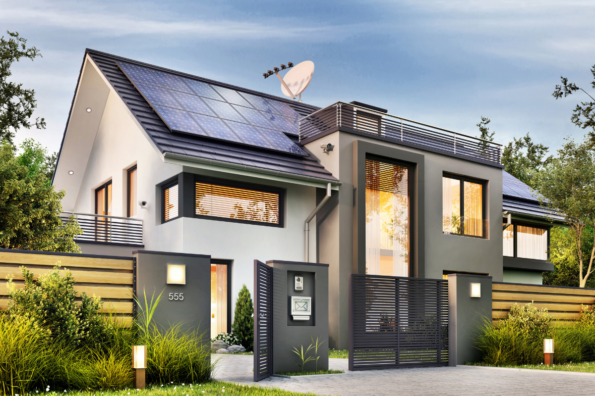 Maison écologique avec des panneaux solaires et un jardin vert