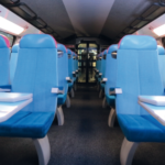 OUIGO-TVG-Intérieur d'un train OUIGO avec une prise électrique visible et un appareil en charge