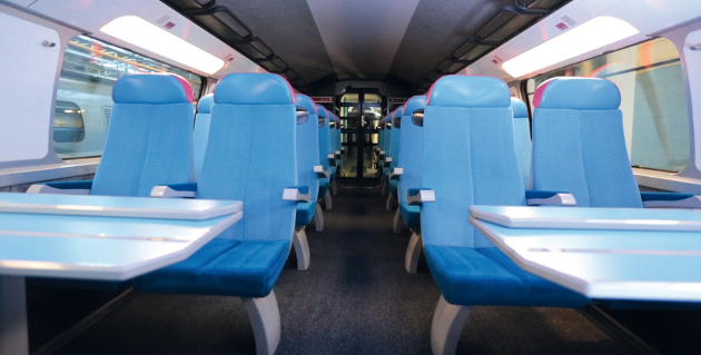OUIGO-TVG-Intérieur d'un train OUIGO avec une prise électrique visible et un appareil en charge