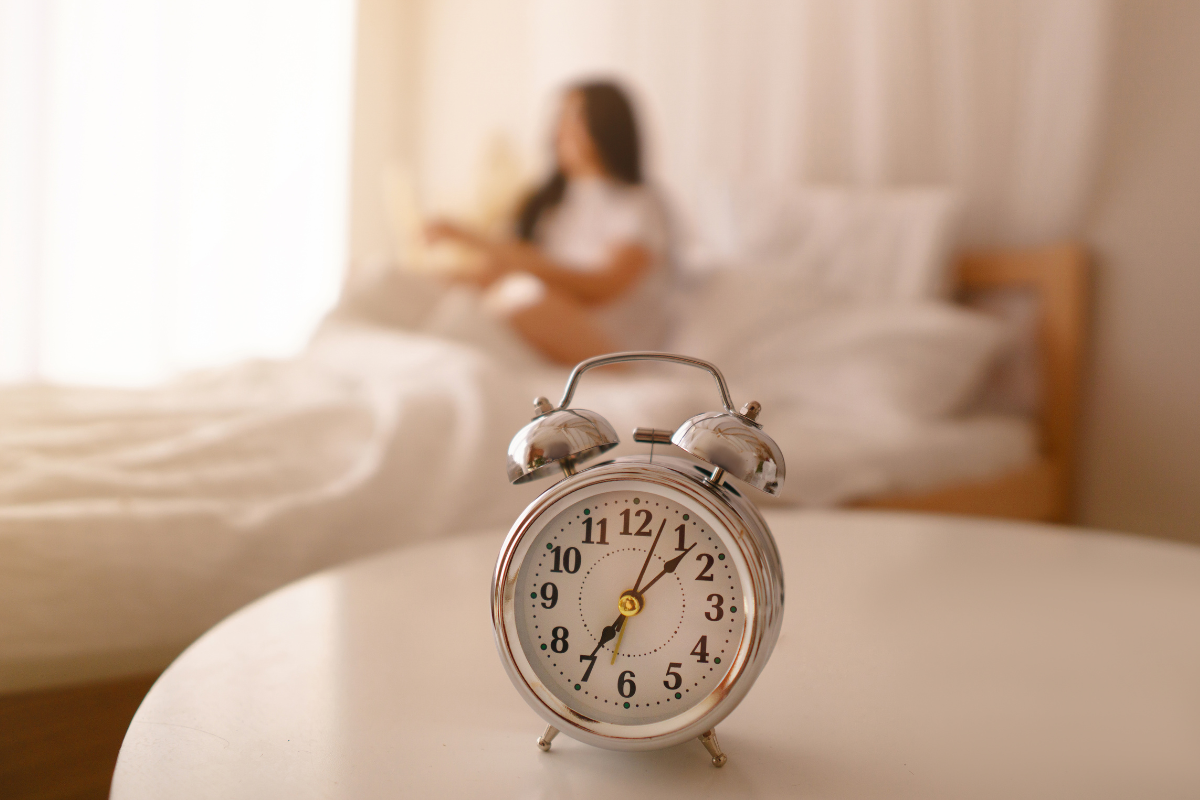 Personne commençant sa journée avec une routine matinale organisée, incluant exercice, petit-déjeuner sain et planification de la journée