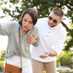 Personne en train de vivre une crise d'angoisse avec une autre personne tentant de l'aider calmement