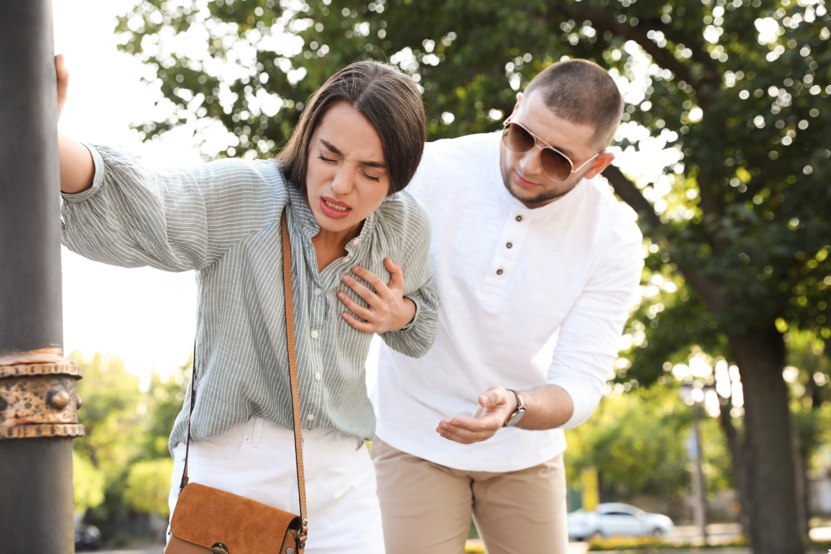 Personne en train de vivre une crise d'angoisse avec une autre personne tentant de l'aider calmement