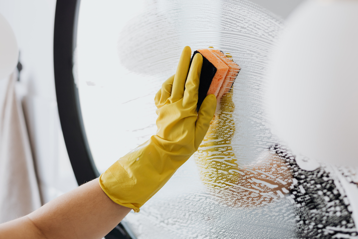 Découvrez comment enlever efficacement le calcaire sur les vitres avec notre guide complet. Suivez des étapes simples et utilisez des produits recommandés pour retrouver des vitres impeccables et sans traces de calcaire.