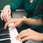 Personne prenant un cours de piano