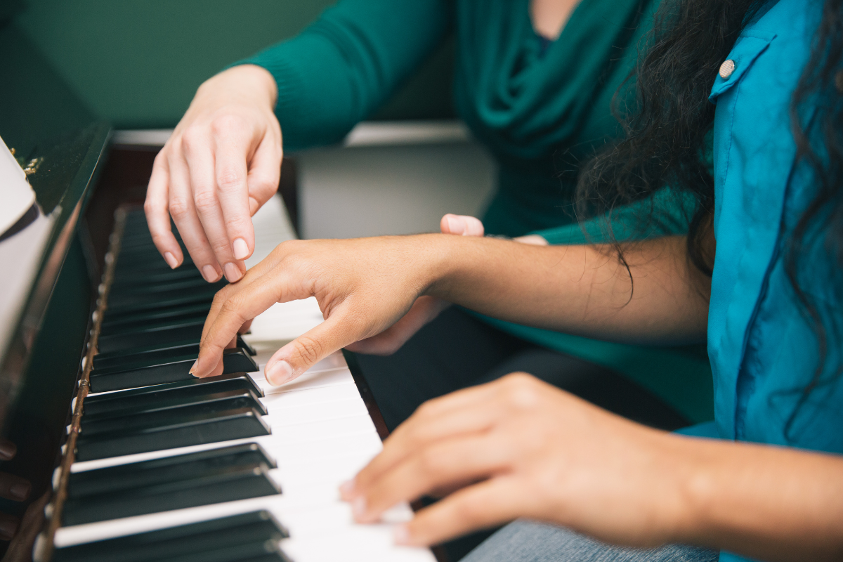 Personne prenant un cours de piano
