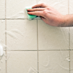 Personne utilisant une brosse pour nettoyer les joints de carrelage
