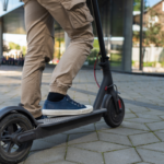 Personne utilisant une trottinette électrique avec des icônes de protection et d'assurance