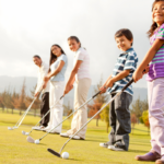 Personnes de tous âges et origines jouant au golf sur un parcours accessible