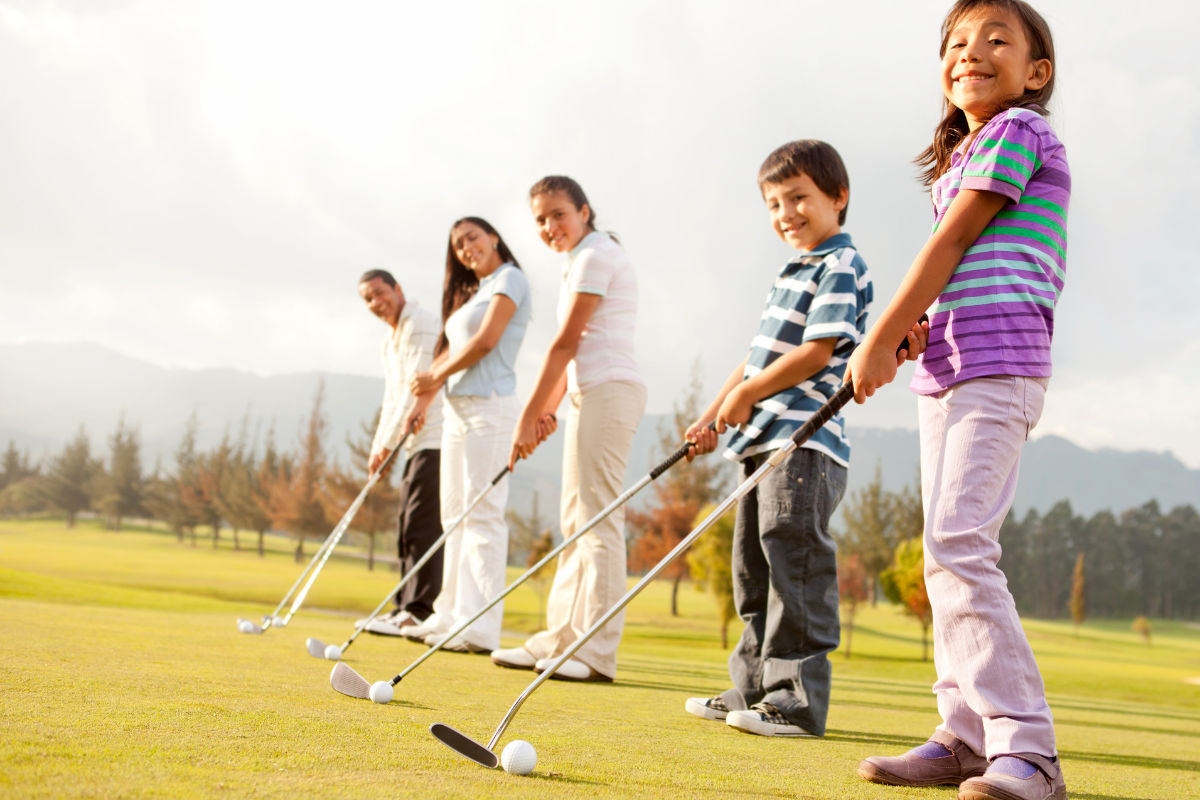 Personnes de tous âges et origines jouant au golf sur un parcours accessible