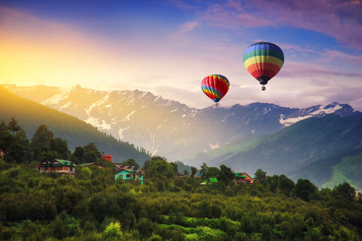 Personnes en train de vivre des expériences excitantes comme sauter en parachute, voyager, et faire de la plongée sous-marine