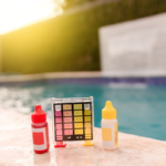 Piscine avec un kit de test de pH et des produits chimiques prêts à l'emploi