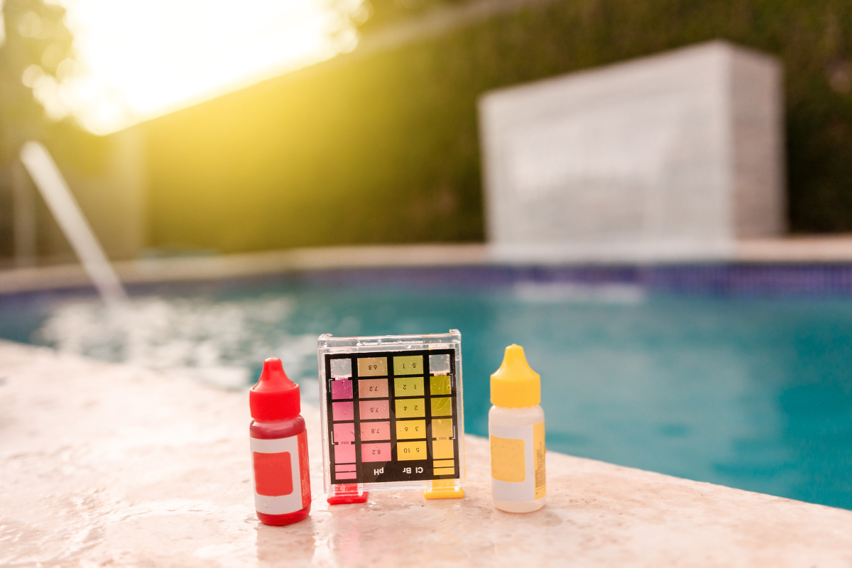 Piscine avec un kit de test de pH et des produits chimiques prêts à l'emploi