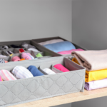 Placard bien organisé avec du linge plié et rangé de manière optimale