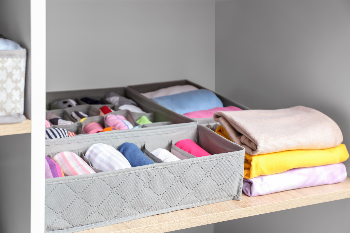 Placard bien organisé avec du linge plié et rangé de manière optimale