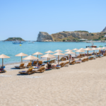 Plage ensoleillée avec des vacanciers se détendant sous des parasols en décembre