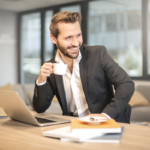 Professionnels bien habillés dans un environnement de bureau moderne