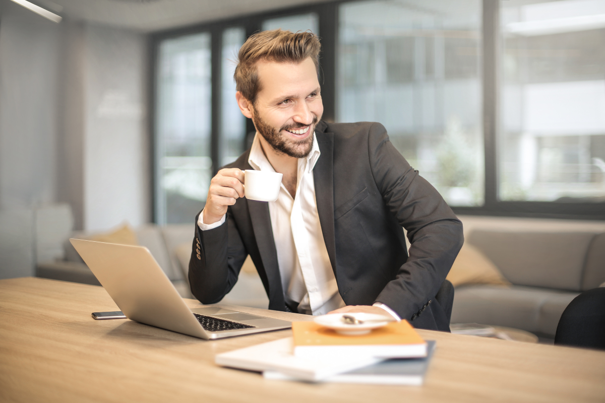 Professionnels bien habillés dans un environnement de bureau moderne