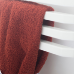 Sèche-serviette moderne installé dans une salle de bain élégante