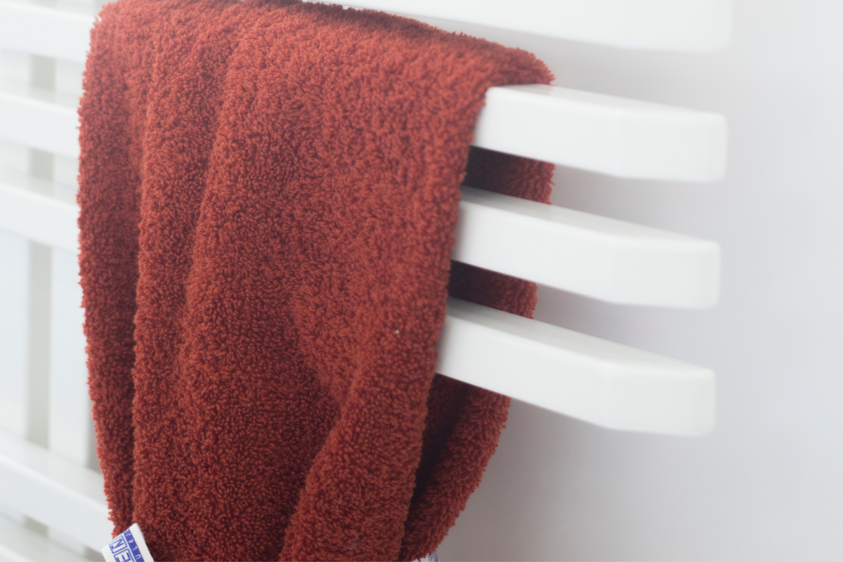 Sèche-serviette moderne installé dans une salle de bain élégante