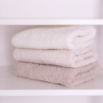 Serviettes de bain moelleuses empilées dans une salle de bain élégante